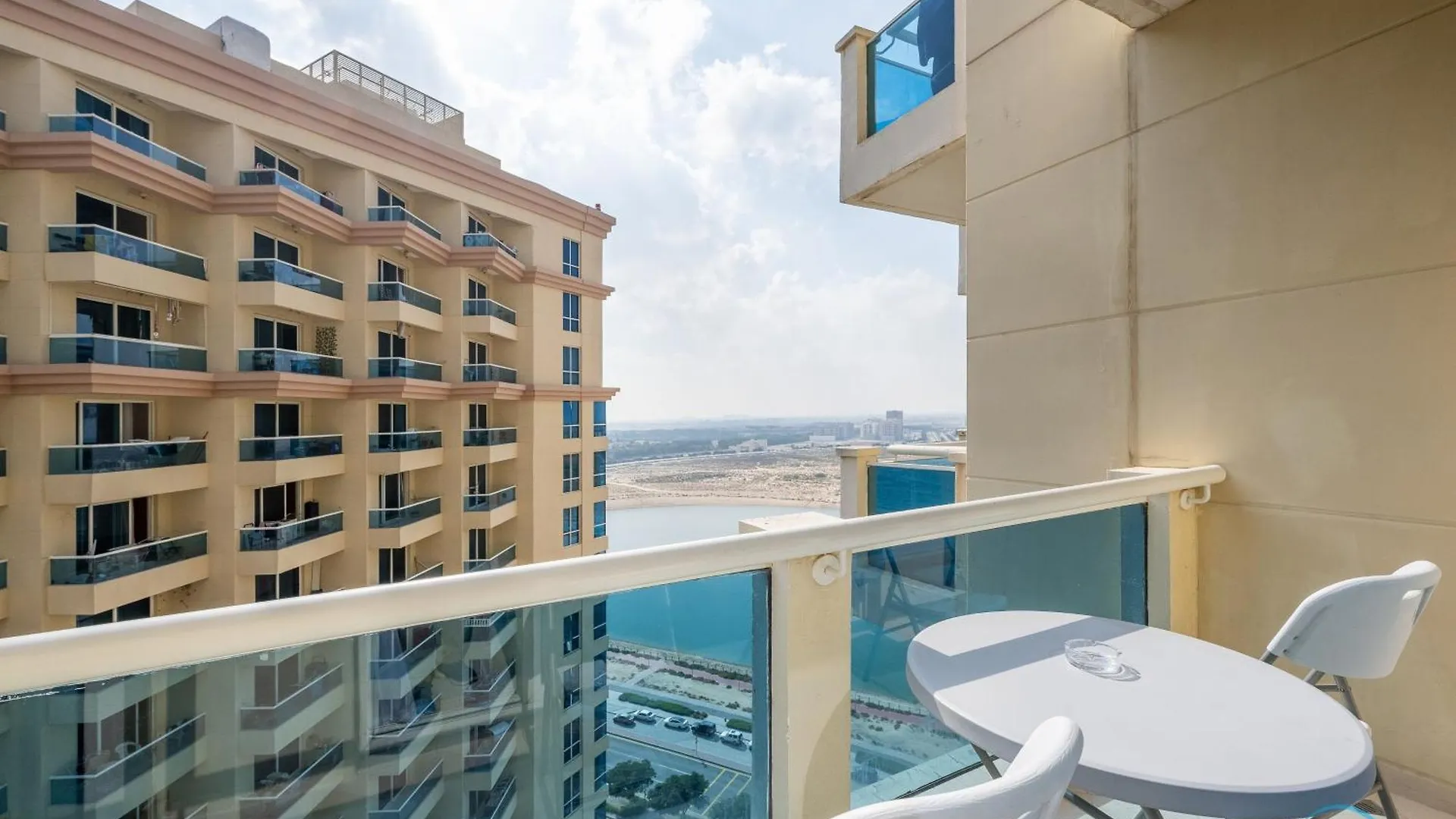 Comfortable Studio At Lago Vista A Dubai Production City By Deluxe Holiday Homes 0*,  Egyesült Arab Emírségek