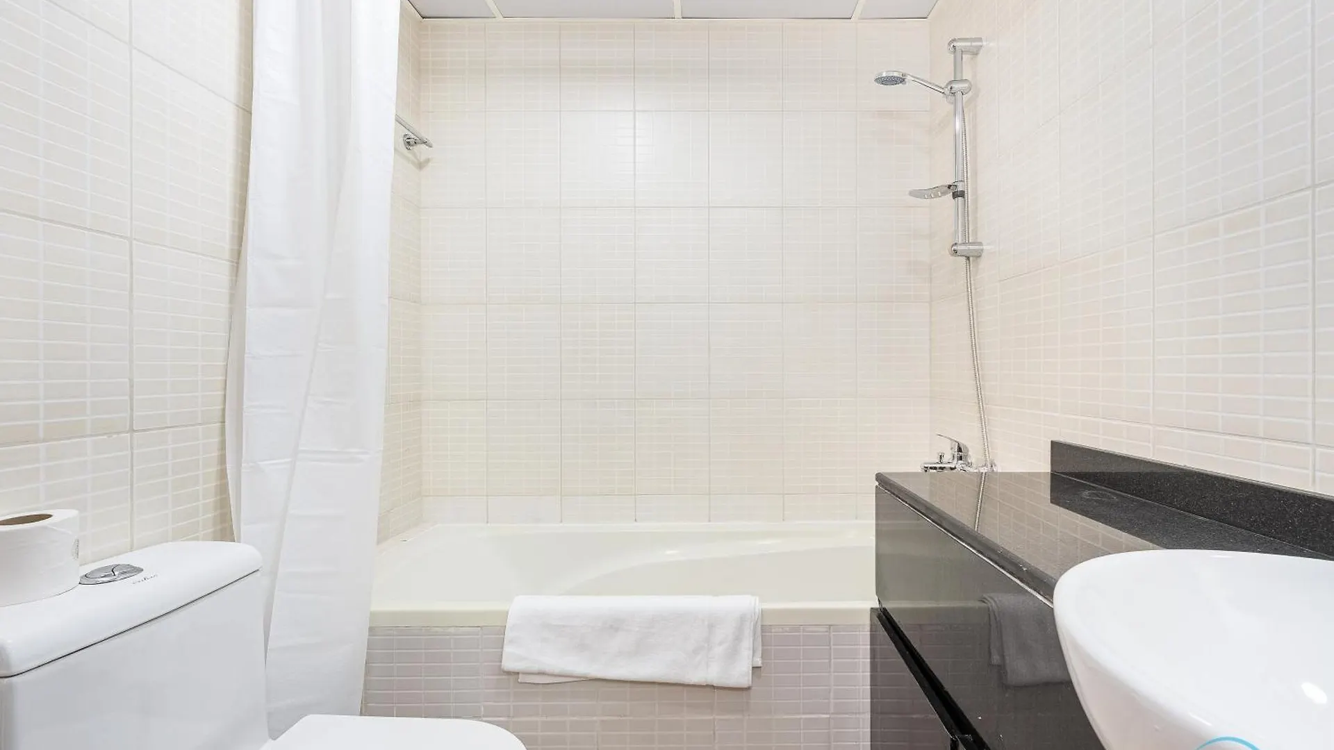 Apartman Comfortable Studio At Lago Vista A Dubai Production City By Deluxe Holiday Homes